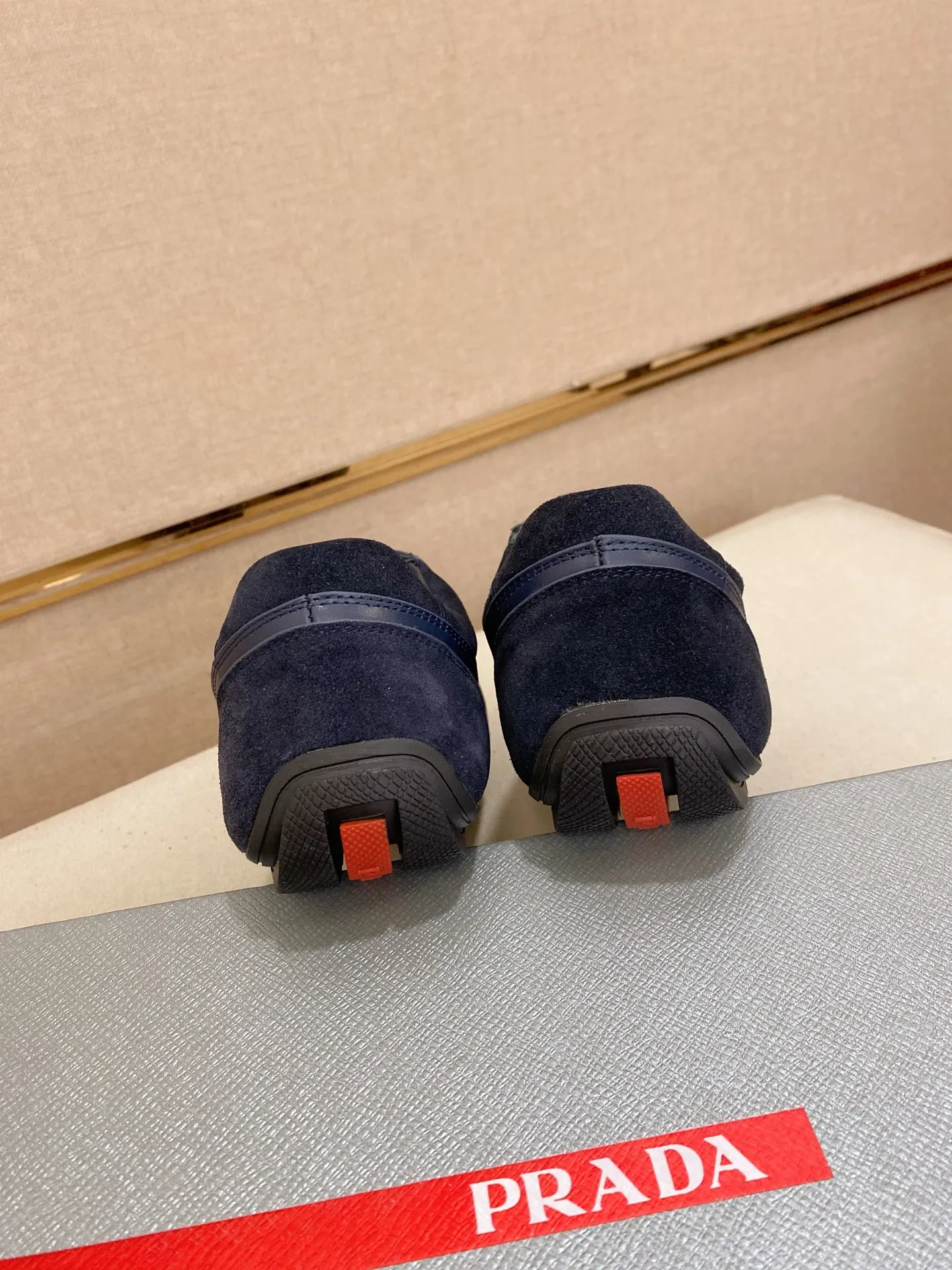 Men's shoes 💰 480💰 ✔️✔️✔️Top high version High-quality new PRADA (Prada) counters are launched at the same time. The new men's shoes and 😘fabrics are purely handmade in Niujing. Lining: Full cowhide lining. 👍🏿High-end☄️Open-molded non-slip rubber outsole, exquisite lines, simple and elegant, comfortable and high-end for leisure travel. Code number: 38-44. Can be customized45